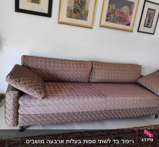 ספה מרופדת עם כריות תואמות בעיצוב גיאומטרי